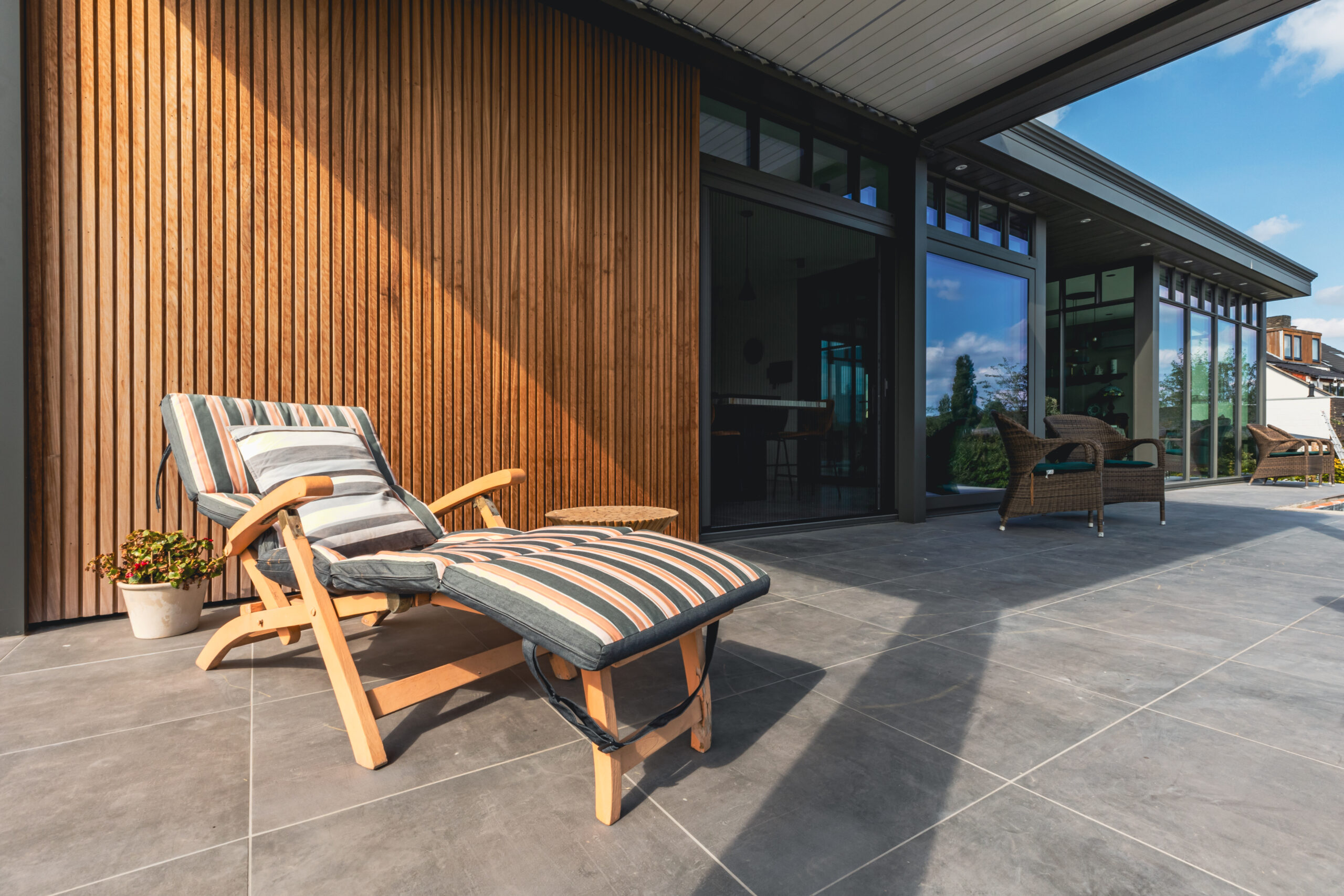 Veranda's Janssens overkapping met houten wand terras